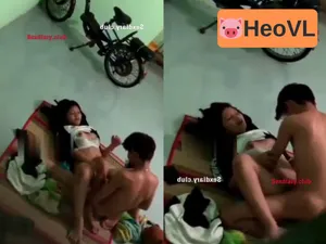 Quay lén hai nữ học sinh lén lút trong trọ